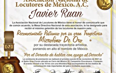 Javier Ruán recibe el “micrófono de oro”.